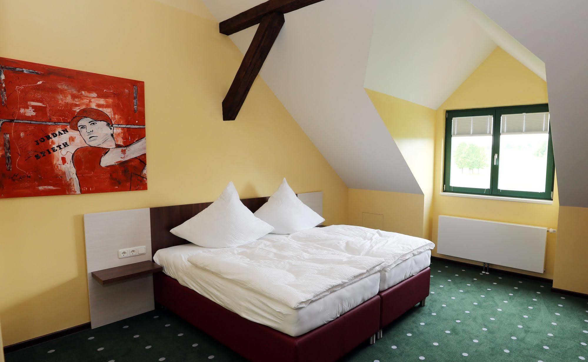 Apartments Golfpark Schlossgut Sickendorf Lauterbach  Exterior photo